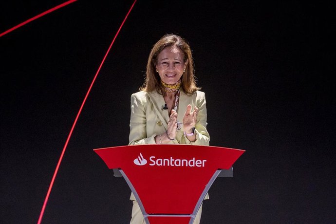 La presidenta de Banco Santander, Ana Botín, durante la clausura de su programa solidario “Euros de tu Nómina”, a 12 de mayo de 2026, en Madrid (España). El acto está marcado por la conmemoración del 20 aniversario de esta iniciativa.