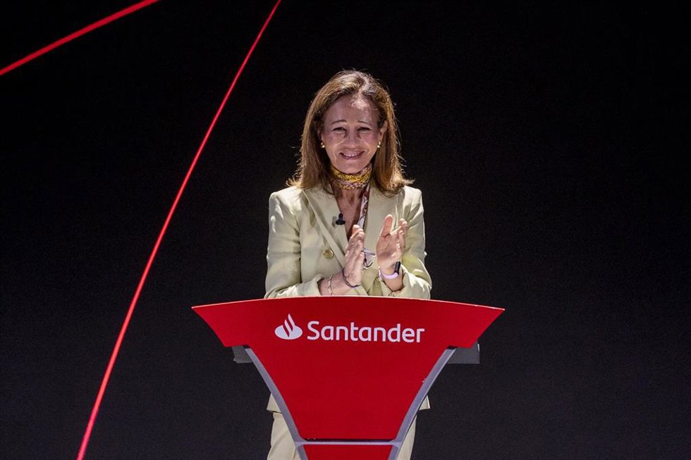 La presidenta de Banco Santander, Ana Botín, durante la clausura de su programa solidario “Euros de tu Nómina”, a 12 de mayo de 2026, en Madrid (España). El acto está marcado por la conmemoración del 20 aniversario de esta iniciativa.