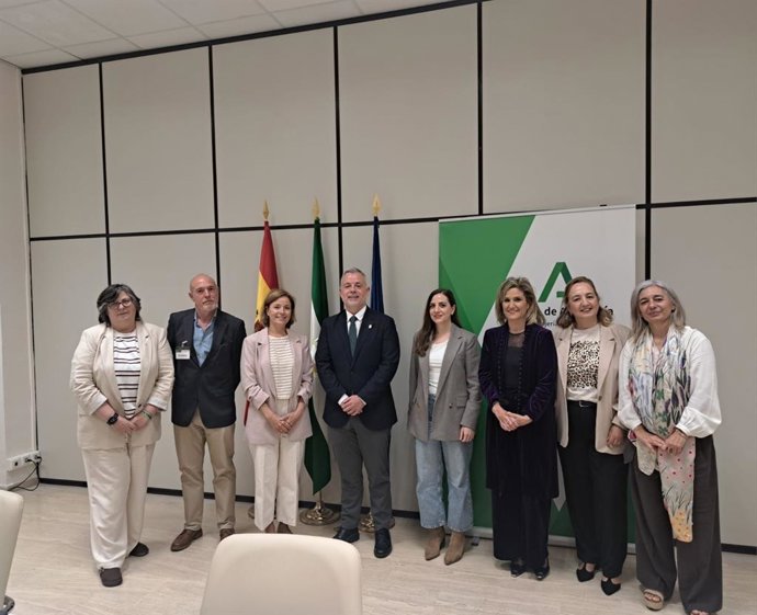 Sanidad aborda con el Consejo Andaluz de Trabajo Social reforzar su presencia en el SAS.