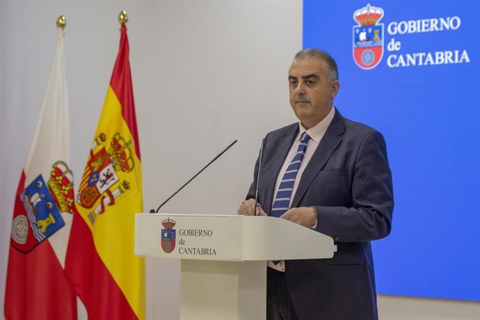 Archivo - El consejero de Fomento, Vivienda, Ordenación del Territorio y Medio Ambiente, Roberto Media.