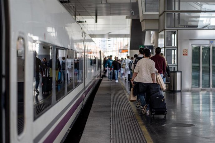 Pasajeros se suben a un tren AVE destino Málaga que sale de la estación de Atocha, a 30 de abril de 2026, en Madrid (España). 