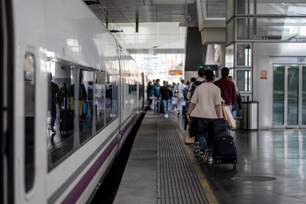 Pasajeros se suben a un tren AVE destino Málaga que sale de la estación de Atocha, a 30 de abril de 2026, en Madrid (España). 