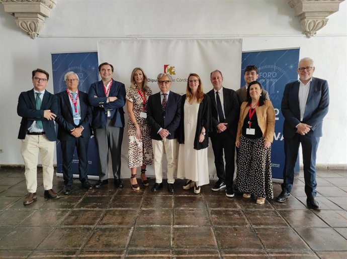 Foto de familia antes de la celebración del III Foro Sit Innova.