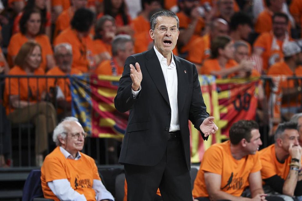 El entrenador del Valencia Basket, Pedro Martinez, en un partido de la Euroliga 2025/26 contra Panathinaikos