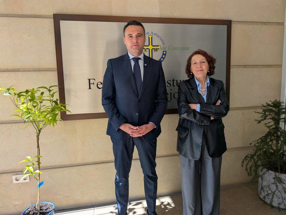 El consejero de Hacienda, Guillermo Peláez y la presidenta de la FACC, Cecilia Pérez.