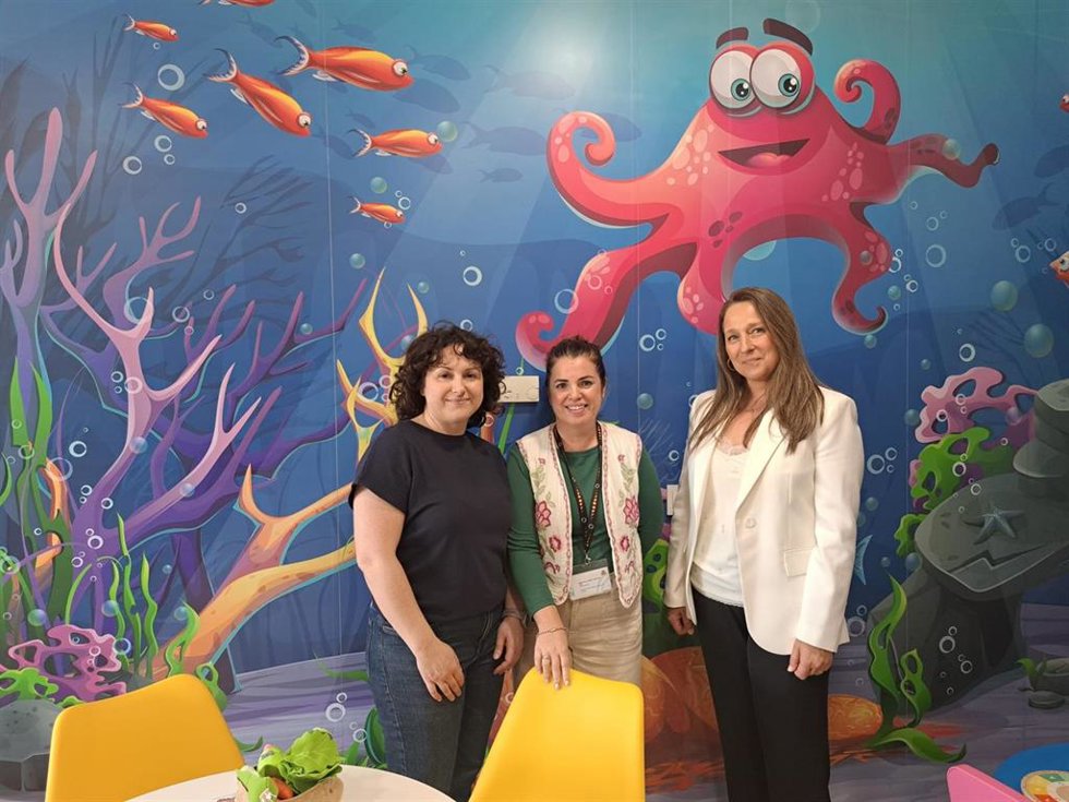 La delegada territorial de Justicia, Administración Local y Función Pública, Rebeca Gómez, durante su visita al SAVA de Almería.