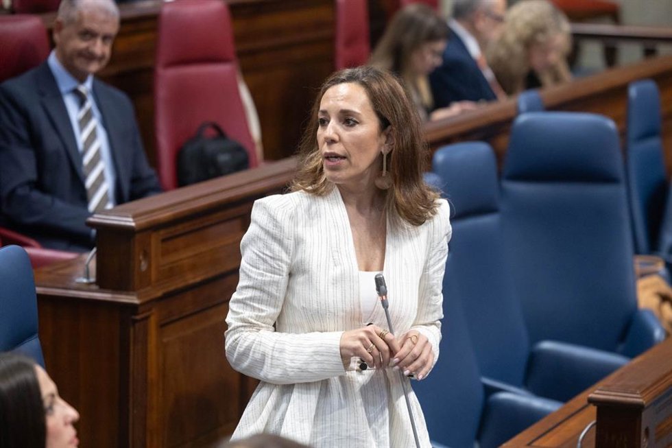Archivo - La consejera de Turismo y Empleo del Gobierno de Canarias, Jessica de León, en la sesión de control del Pleno del Parlamento