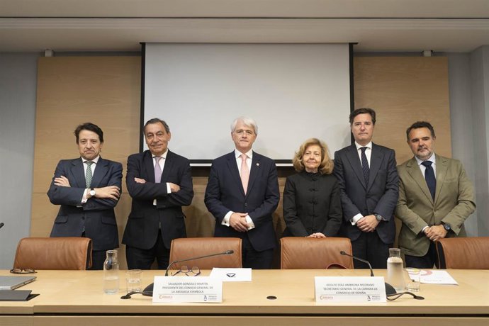 El presidente de la Abogacía Española, Salvador González, junto a otros ponentes en la inauguración del ciclo formativo 'Responsabilidad penal de las personas jurídicas y cumplimiento normativo en España'.