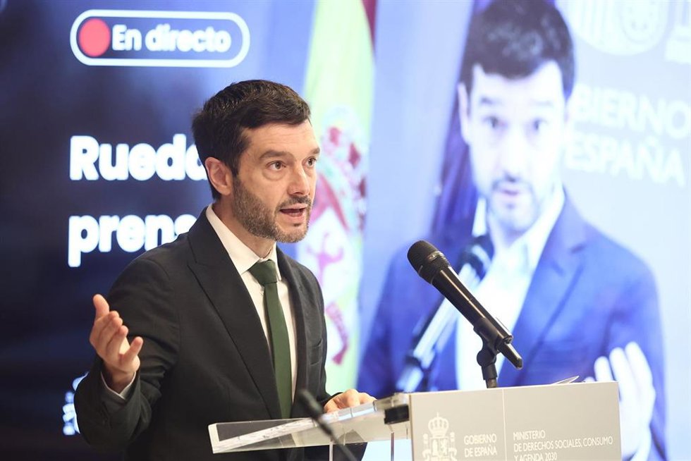 Archivo - El ministro de Derechos Sociales, Consumo y Agenda 2030, Pablo Bustinduy, comparece ante los medios, en la sede del Ministerio, a 8 de abril de 2026, en Madrid (España), tras la multa a Alquier Seguro.