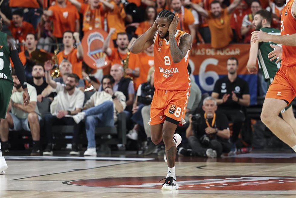 Jean Montero, del Valencia Basket, durante el segundo partido del 'playoff' de la Euroliga ante el Panathinaikos en el Roig Arena de Valencia.