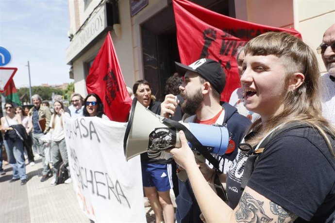 Un momento de la concentración para suspender el desahucio