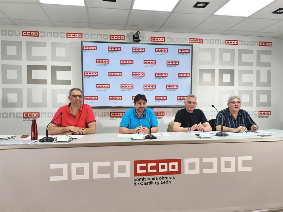 Responsables de CCOO en una rueda de prensa sobre la negociación colectiva en el sector del transporte por carretera de Castilla y León.