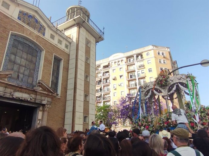 La Hermandad de Huelva a su paso por la iglesia del Rocío de la capial.