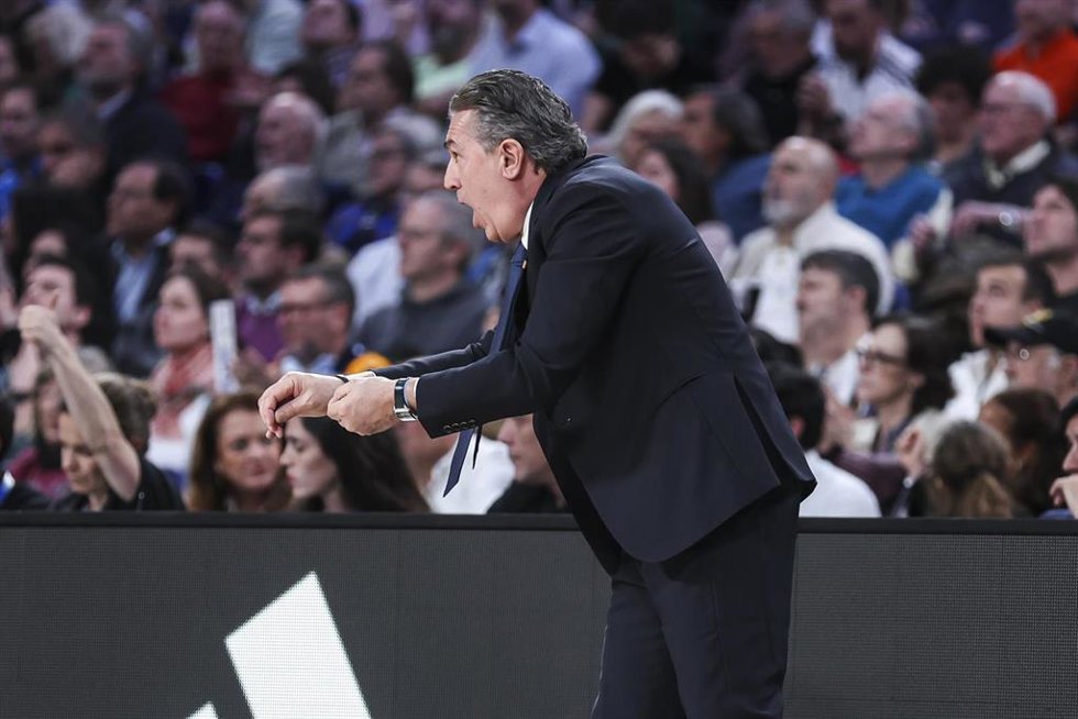 Archivo - Sergio Scariolo da instrucciones durante un partido del Real Madrid