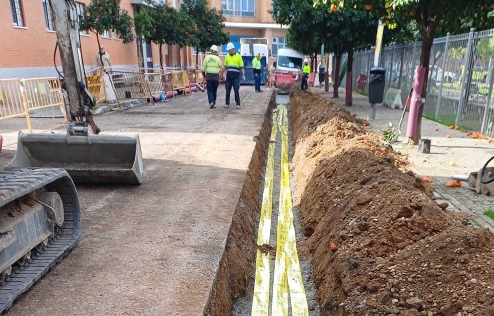 Trabajos de Endesa para reforzar la red de media tensión en el barrio de San josé Obrero.