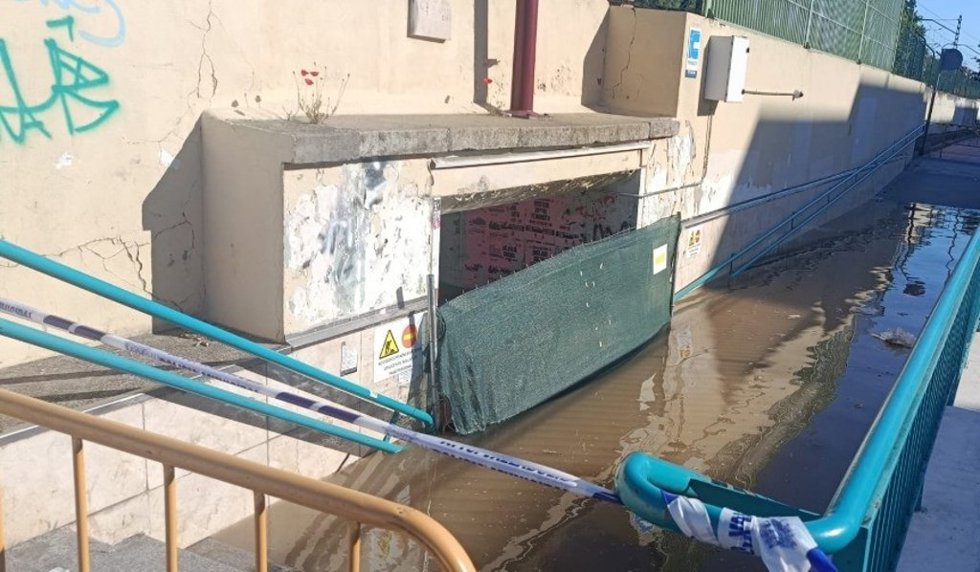Las obras de Adif revientan una tubería y anegan el paso peatonal de Vadillos