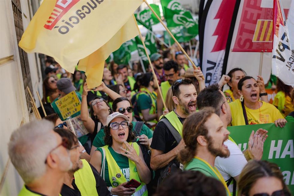 Sindicatos docentes se concentran frente les Corts 