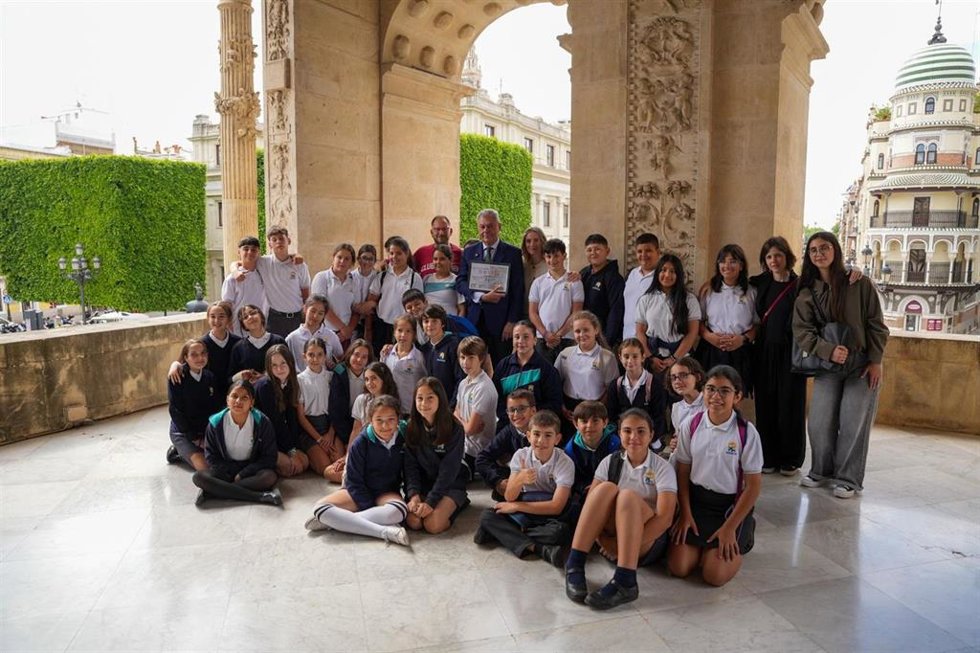 Imagen de los alumnos del Colegio Ruíz Elías, junto al alcalde de Sevilla, en la visita de los escolares al Ayuntamiento.