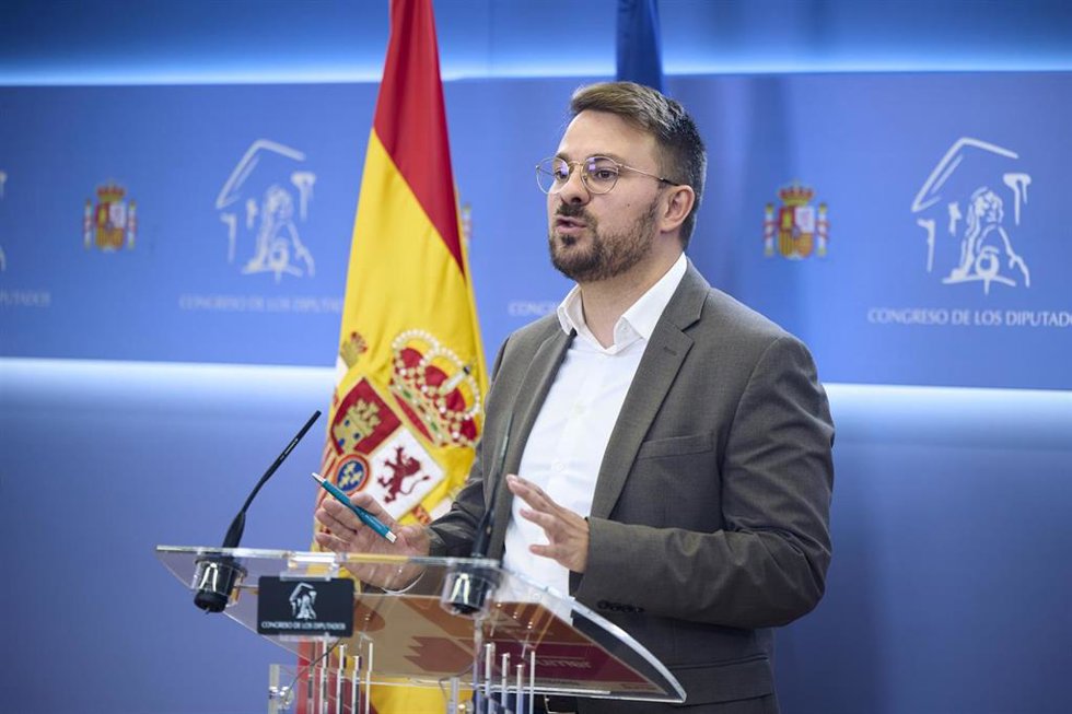 El diputado del Grupo Parlamentario Plurinacional SUMAR, Alberto Ibáñez Mezquita, durante una rueda de prensa, en el Congreso de los Diputados, a 12 de mayo de 2026, en Madrid (España).