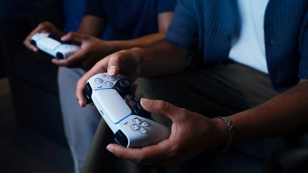 Persona jugando con un mando de PS5