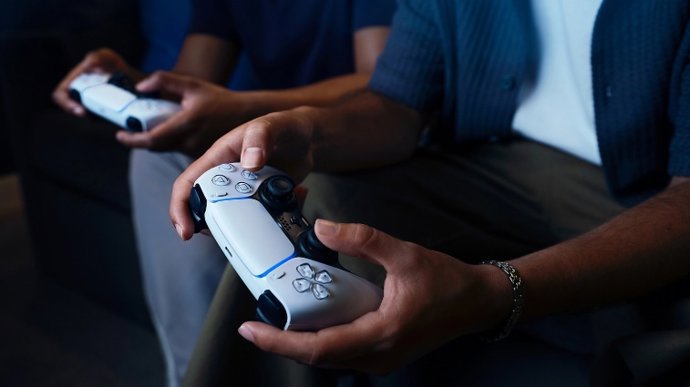 Pessoa jogando com um controle do PS5