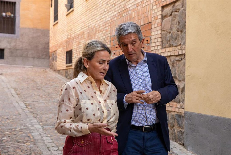 La ministra de Educación, Milagros Tolón, y el delegado del Gobierno en la región, José Pablo Sabrido.