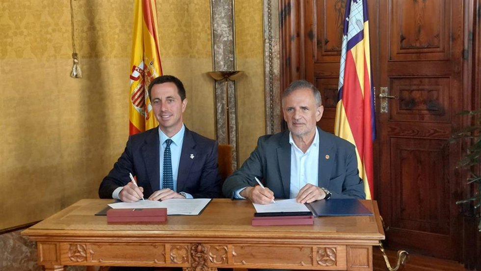 El presidente del Consell de Mallorca, Llorenç Galmés, y el rector de la UIB, Jaume Carot, en la firma del convenio contra la violencia machista.