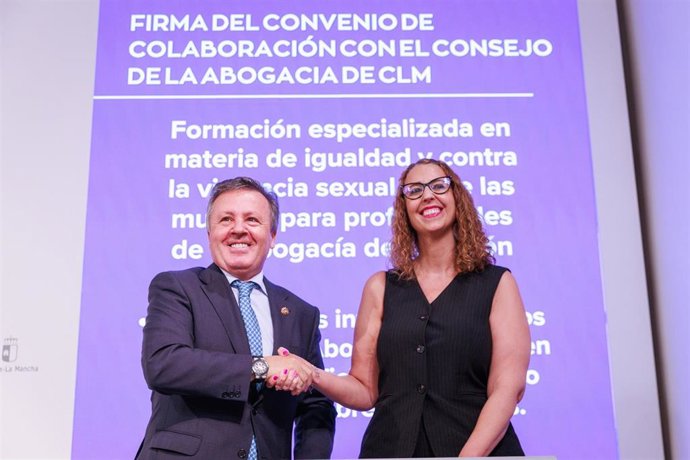 La consejera de Igualdad, Sara Simón, firma un convenio de formación en materia de violencia sexual con el Consejo de la Abogacía de Castilla-La Mancha.