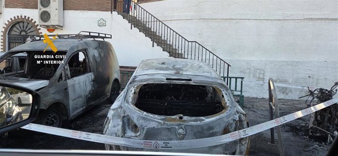 Un detenido por el incendio que calcinó varios vehículos en Cártama.