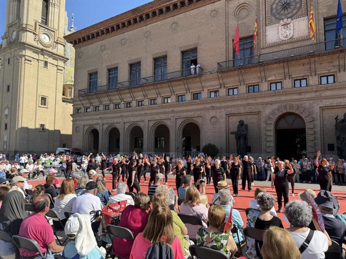 La II Muestra de Actividad Física se celebra este jueves, 21 de mayo,  en la plaza del Pilar con actividades de yoga, sevillanas, danzaterapia, taichi, country o bailes de salón, entre otras