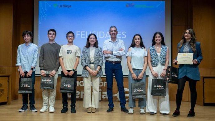 La directora general de Salud Pública, Consumo y Cuidados, Eva Martínez, participa en la entrega de premios Consumópolis 21