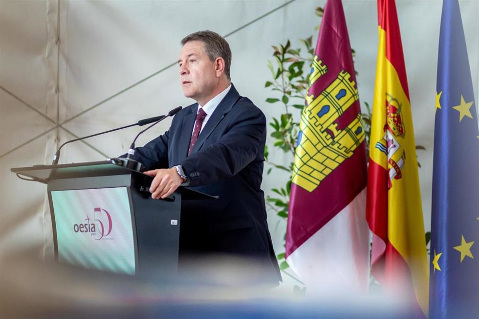 El presidente de Castilla-La Mancha, Emiliano García-Page, pone en Valdepeñas (Ciudad Real), la primera piedra de la modernización del Centro Tecnológico del Grupo Oesia
