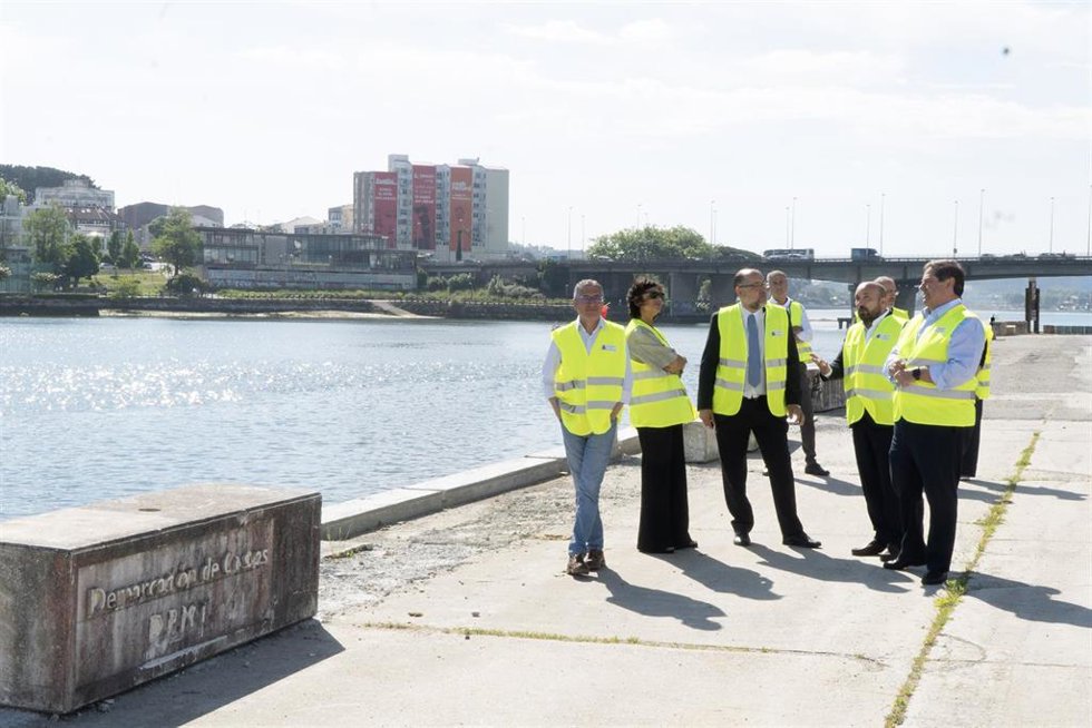 El secretario de Estado de Medio Ambiente, Hugo Morán; el portavoz del gobierno local de A Coruña, José Manuel Lage, y el subdelegado del Gobierno en A Coruña, Julio Abalde, visitan las obras en la ría de O Burgo