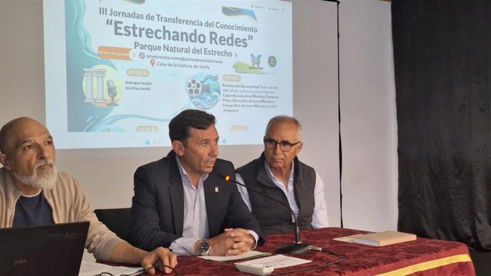 El subdelegado de la Junta de Andalucía en el Campo de Gibraltar, Javier Ros, en la inauguración de las III Jornadas de Transferencia del Conocimiento del Parque Natural del Estrecho 'Estrechando Redes', celebradas en Tarifa (Cádiz)