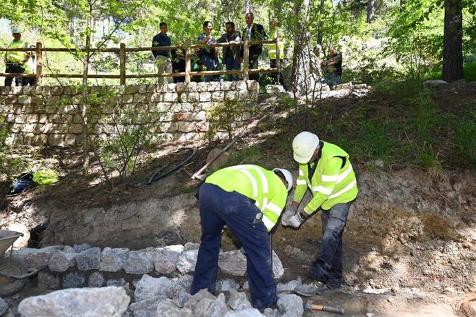El delegado del Gobierno andaluz en Granada, Antonio Granados, ha visitado el Jardín Botánico Hoya de Pedraza.