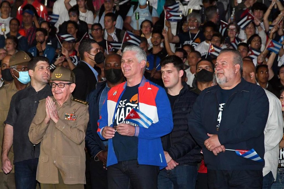 Archivo - El líder cubano Raúl Castro, el presidente de Cuba, Miguel Diaz-Canel, y el primer ministro, Manuel Marrero.
