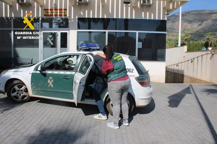 Detingut un home acusat d'atracar dos establiment d'alimentació
