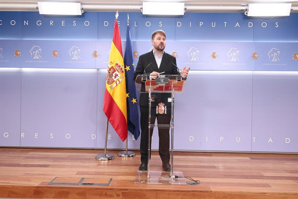 Archivo - El diputado de Compromís Alberto Ibáñez durante una rueda de prensa en el Congreso