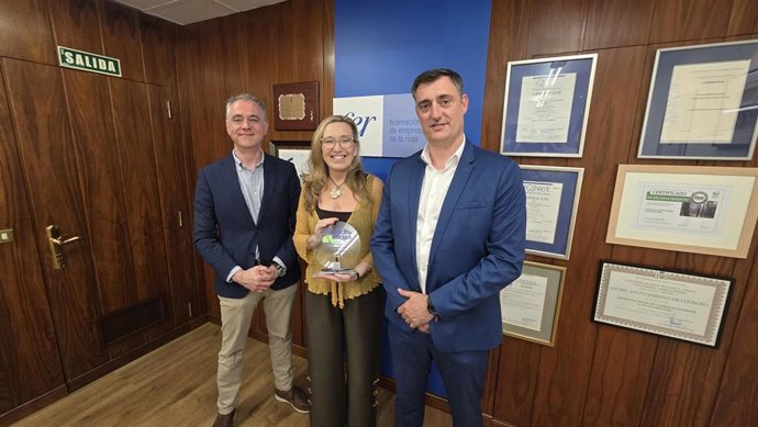 La consejera Belinda León ha recibido el reconocimiento de manos del presidente de ATRADIS, Santiago Gutiérrez, y el presidente de FENADISMER, Carlos Folchi, hoy en la sede de la FER