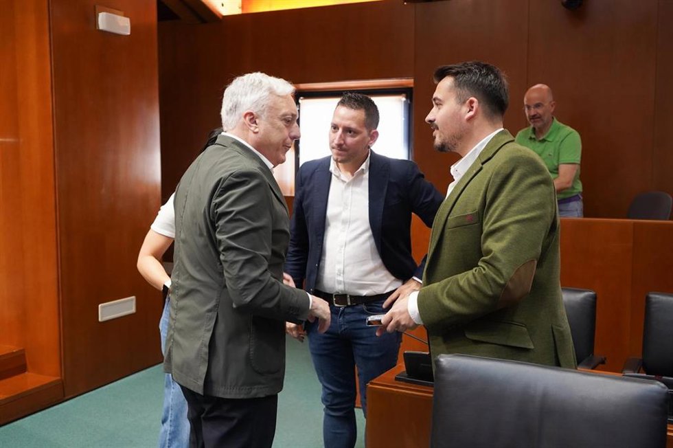 El consejero de Vivienda, Fomento, Logistica y Cohesión Territorial del Gobierno de Aragón, Octavio López, conversa con los dipuados Jesús Morales (PSOE) y Mascún Arista (CHA).