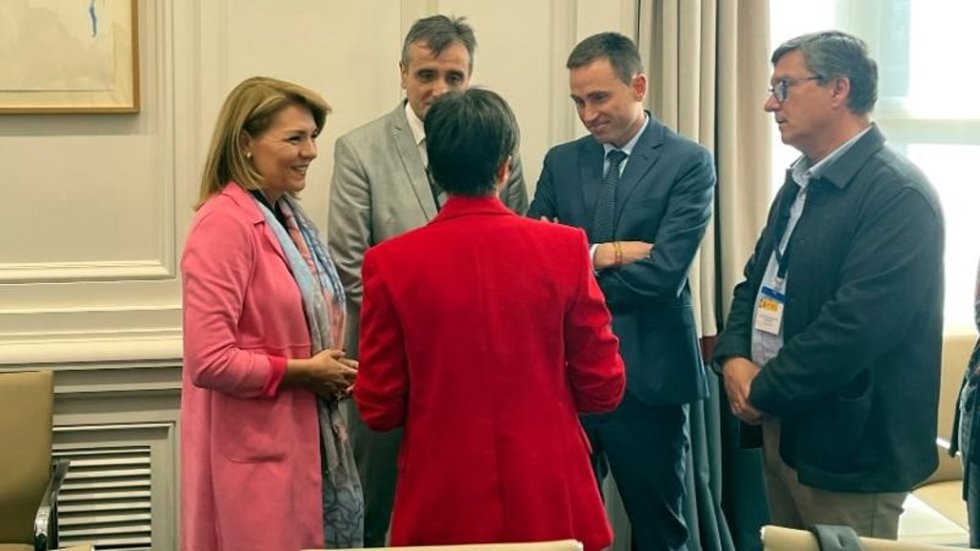 Osés habla con la ministra (de espaldas) en la reunión.
