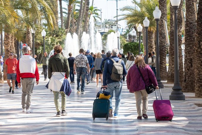 Archivo - Turistas pasean por el centro de la ciudad, a 26 de marzo de 2026, en Alicante, Comunidad Valenciana (España).