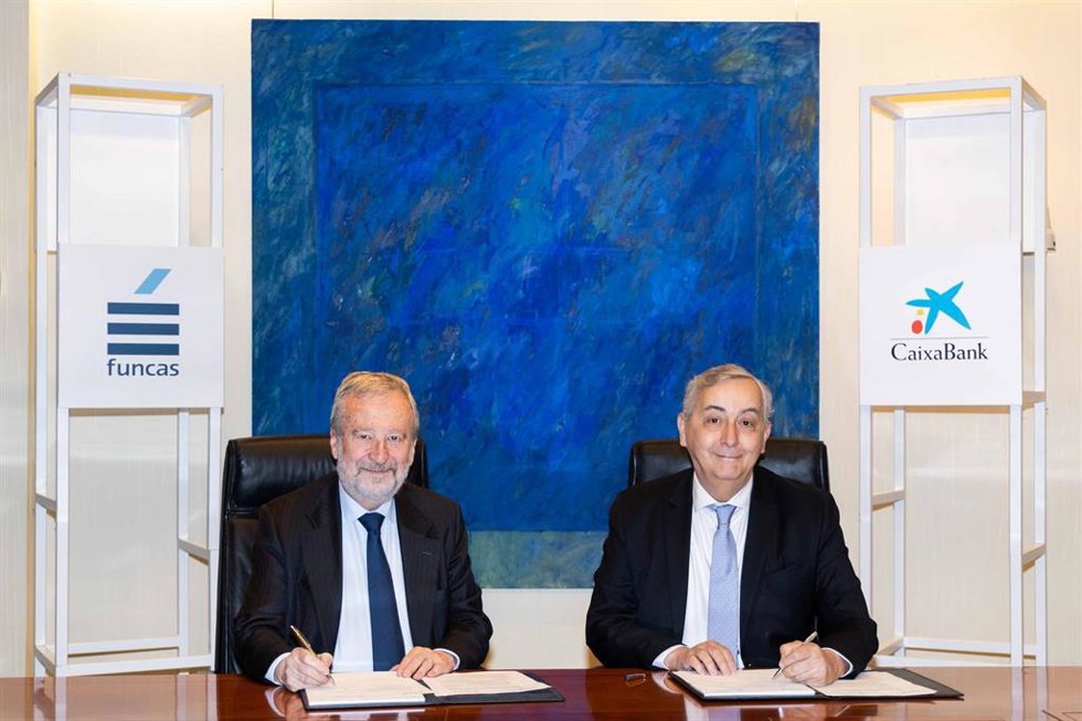 El presidente de CaixaBank, Tomás Muniesa, y el director general de Funcas, Carlos Ocaña