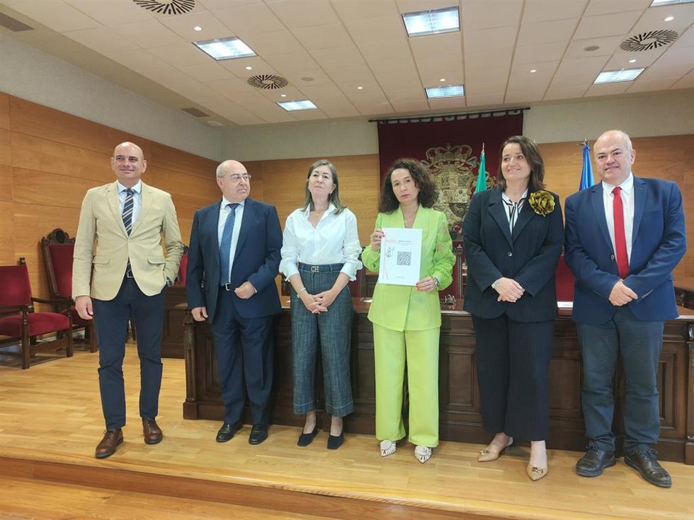 La presidenta del TSJEx, María Félix Tena, y otros miembros judiciales tras la presentación de la Memoria de 2025