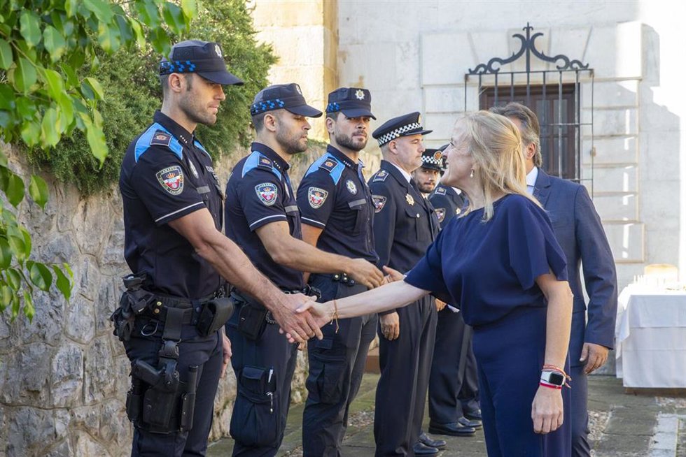 Archivo - La consejera Isabel Urrutia con agentes de Policía Local