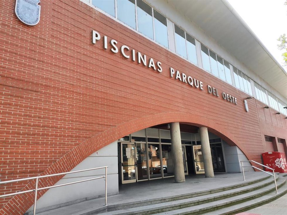 Archivo - Piscinas municipales del Parque del Oeste en Oviedo.