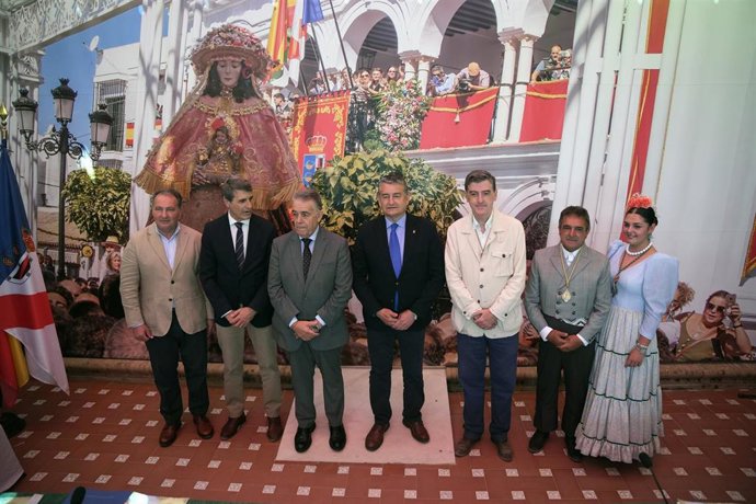 El consejero de Sanidad, Presidencia y Emergencias en funciones, Antonio Sanz (c), junto al alcalde de Almonte, Francisco Bella (3i) y el delegado del Gobierno en Andalucía, Pedro Fernández (2i), en la presentación del Plan Aldea 2026.