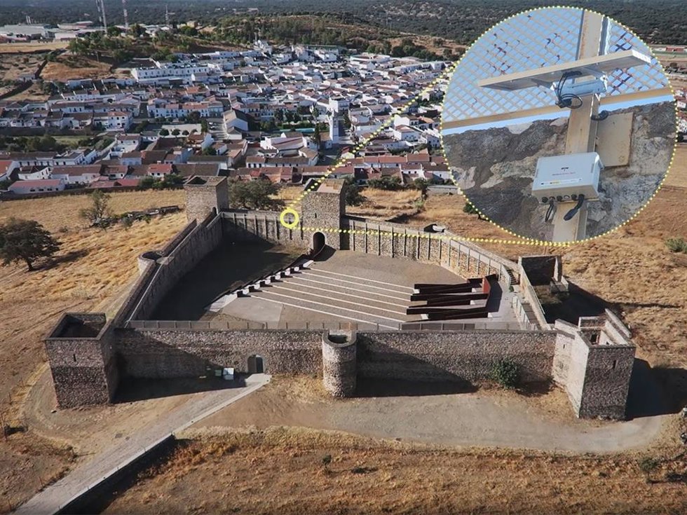 Uno de los sensores inteligentes que se están instalando en el castillo de El Real de la Jara.