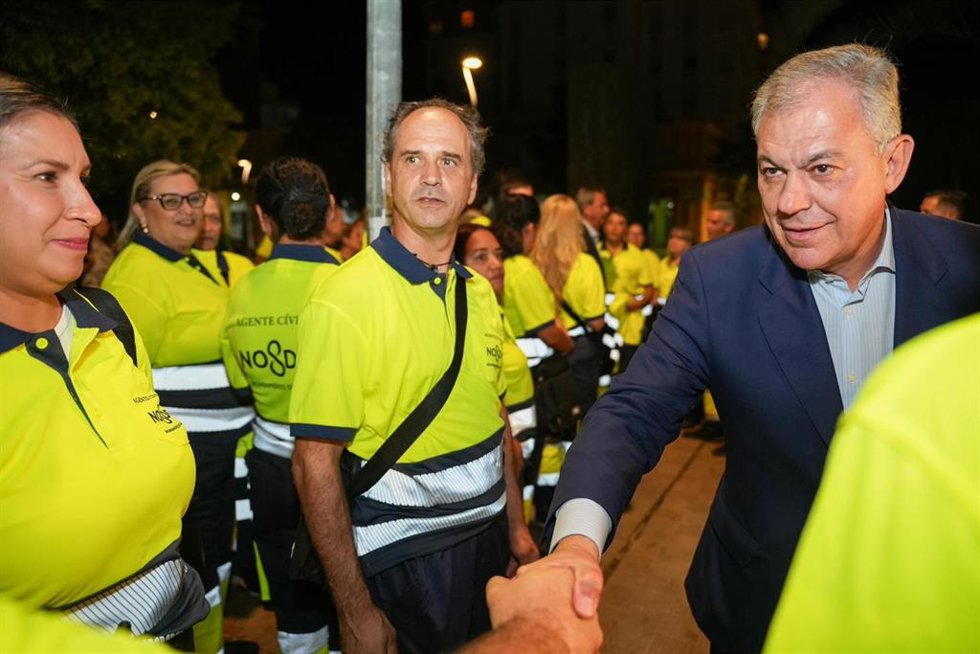 Imagen del alcalde de Sevilla, José Luis Sanz, junto a varios agentes cívicos.