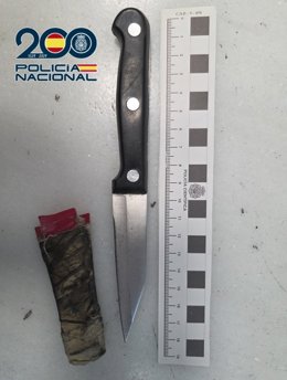 Cuchillo intervenido al hombre de 59 años que amenazó e intentó apuñalar a un agente de la Policía Nacional en el distrito Norte de Granada.